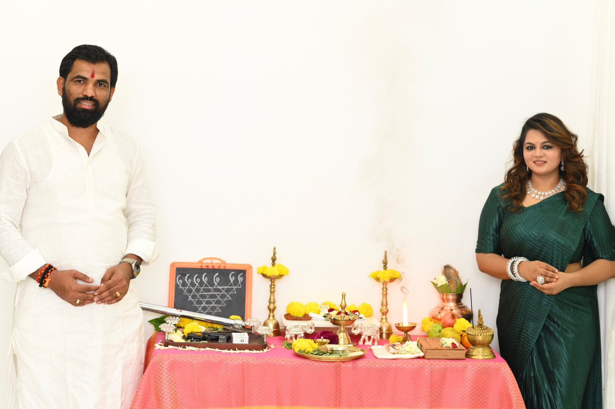 ऊसतोड कामगाराचा गरीब घरातील मुलगा, त्याची बायको आणि तिचे डायमंडचे दागिने..🫣

भाई, 
अशी गरिबी आमच्याकडे पण येऊद्या.