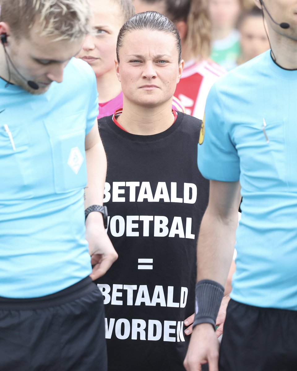 clem_reporter's tweet photo. « Nous ne demandons pas des millions, mais un salaire minimum. Nous voulons pouvoir vivre du football. » ✊🏻

Dans un communiqué commun publié ce week-end, les joueuses du championnat des Pays-Bas demandent à être payées dignement. Elles appellent la fédération néerlandaise, les clubs et les sponsors à agir. 🇳🇱⚽️

Sur les douze clubs du championnat, un seul emploie TOUTES ses joueuses à temps plein. 😳

📸 @AjaxVrouwen