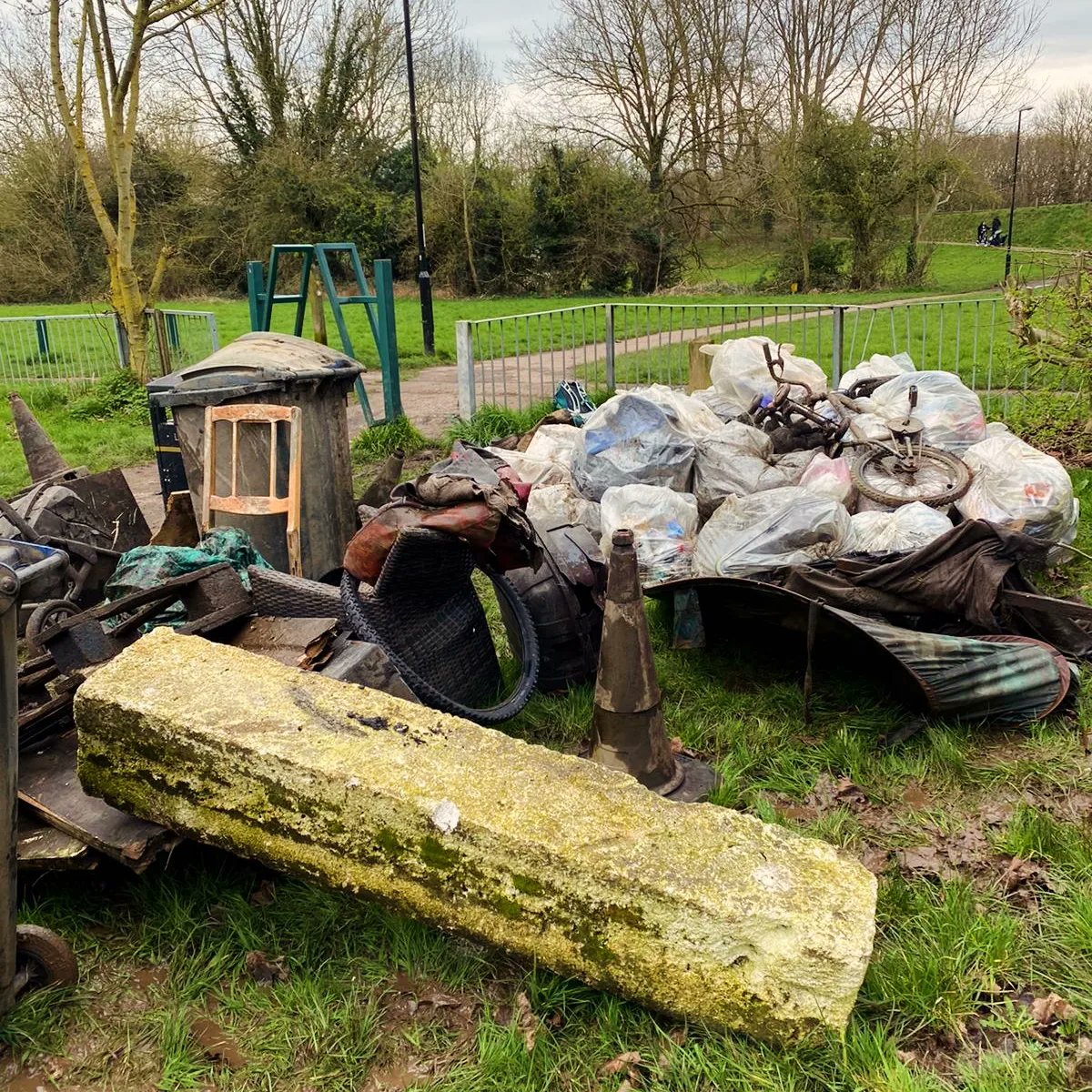 💪 A fabulously filthy day last Thursday at Wyken Slough and the Sowe Valley where Severn Rivers Trust hosted a corporate day for Severn Trent as part of our Severn Spring Clean!! We had 18 volunteers altogether who helped collect 588kg of rubbish! 💙 Thank you everyone 💙