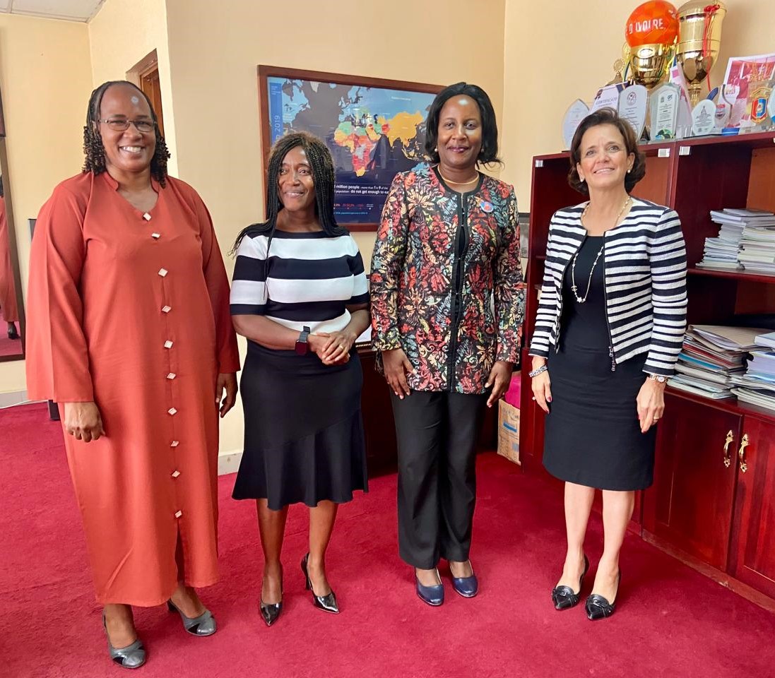 Excellent discussion with Hon. Rosemary Senyamule, Dodoma Regional Commissioner on @WFP_Tanzania’s support to digitalize Kibaigwa International Grain Market to improve efficiency & productivity, and build a shade for women producers.