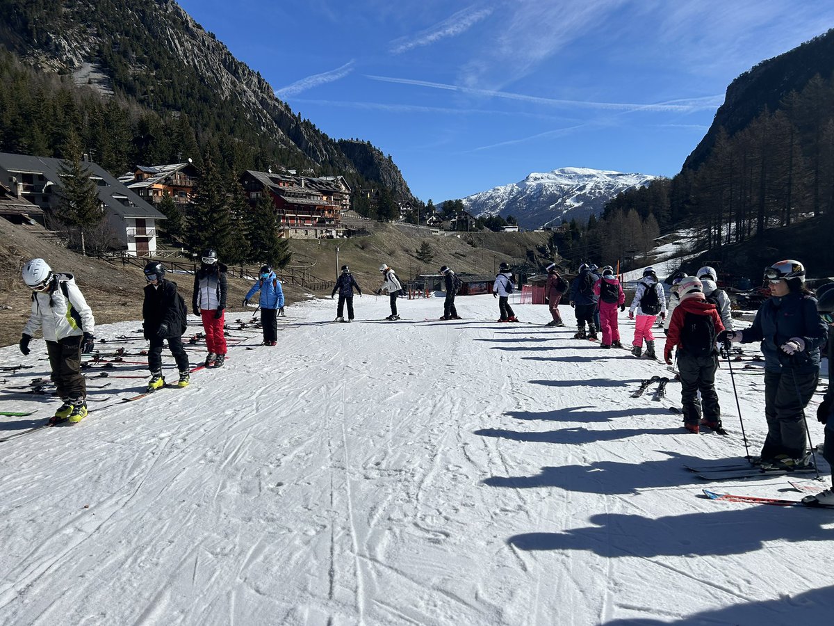 Day one of lessons is up and running/gliding! Students are working on balance, and then on getting up after falling down…⛷️