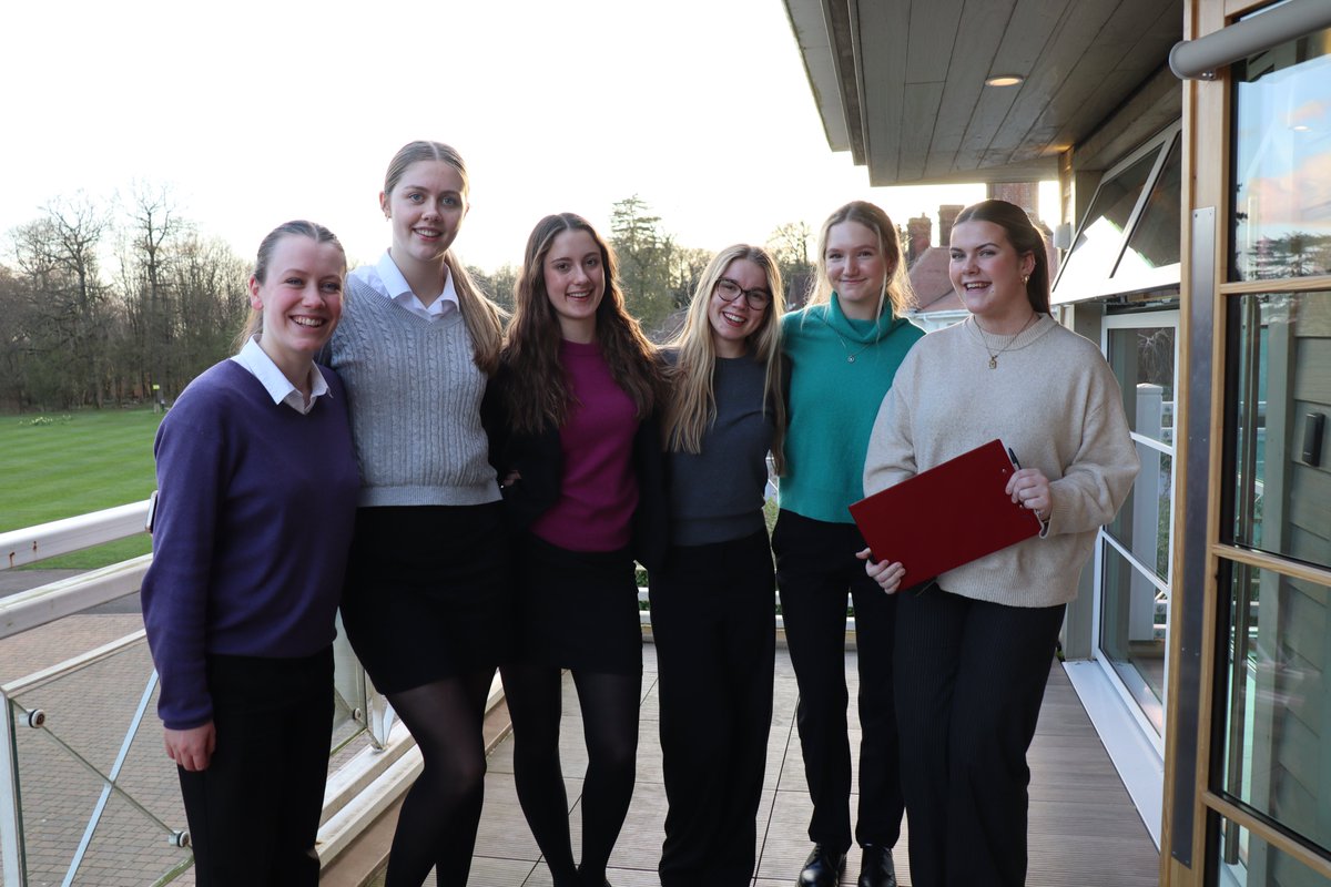 PipersSixthForm's tweet image. A HUGE thank you to our #PipersSixthForm volunteers who made last Friday&apos;s Quiz and Chips event a true success. From hosting, to designing the quiz, marking scores, taking on child-minding duties in the Arts Centre Theatre and even Quiz Mastering on the night. Well done to all.⭐️