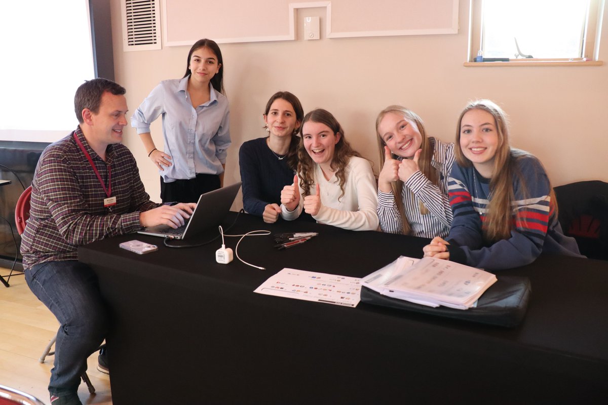 PipersSixthForm's tweet image. A HUGE thank you to our #PipersSixthForm volunteers who made last Friday&apos;s Quiz and Chips event a true success. From hosting, to designing the quiz, marking scores, taking on child-minding duties in the Arts Centre Theatre and even Quiz Mastering on the night. Well done to all.⭐️