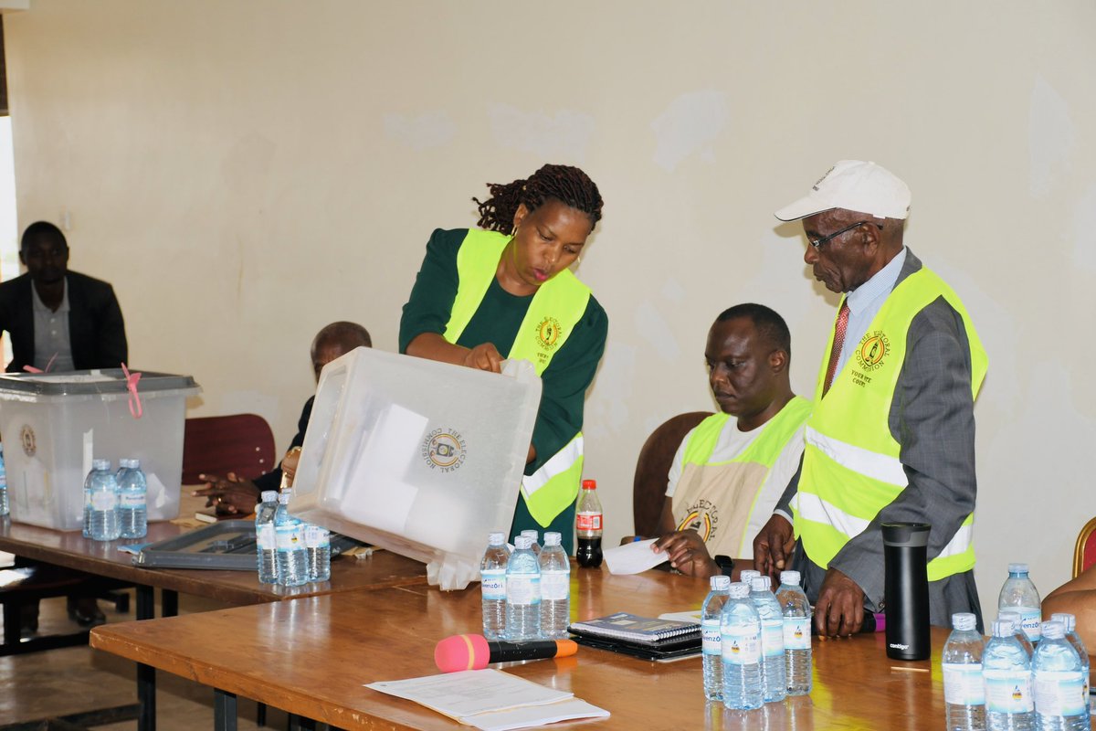 kabuniversity's tweet photo. Mr.Singahakye, who received 87 votes, will now represent the convocation which comprises both former students and current university staff. In an election which was held at the main campus, Robert Byamugisha Kakuru garnered 11 votes.
#ConvocationAtKAB
#StudyAtKAB https://t.co/gPhxGjd7rx