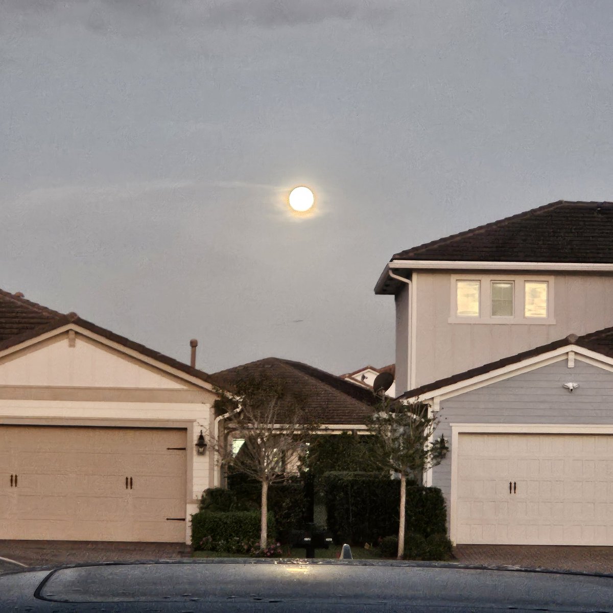 eric4953's tweet image. Open my garage this morning to be greeted by the full moon 🌝