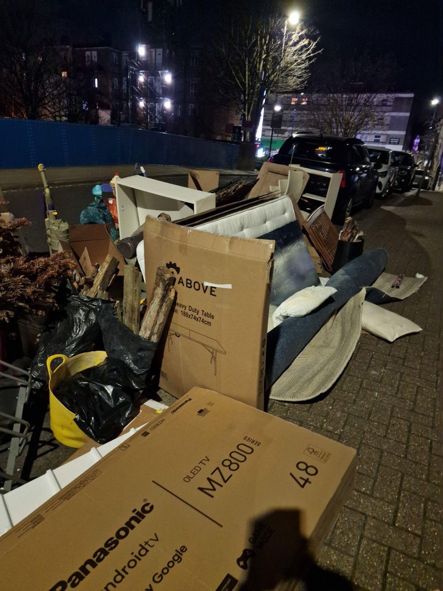 What happens if <a href="/wandbc/">Wandsworth Council</a> puts the wrong date on its Mega Skip flyers? This. 

Unbelievable incompetence from our Labour Council this weekend. #WestPutney