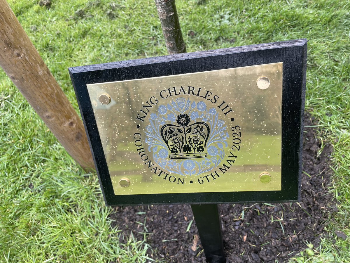 In my capacity as Lord Lieutenant this morning, alongside our Deputy Lieutenants, we unveiled an oak tree to honour the coronation of HM King Charles III @RoyalFamily 🌲 This tree will now grow in West Princes Street Gardens.