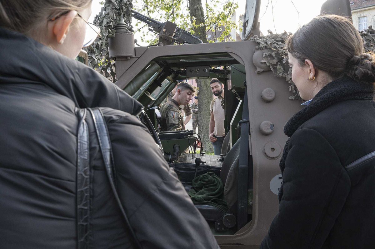 Dans le cadre des relations liant @armees_gouv et l'enseignement supérieur en Lorraine, les étudiants de l'Unité d'Enseignement Libre sur le thème de la défense et de la sécurité de l'@univ_lorraine ont visité le @3ehussards à #Metz 🪖👫