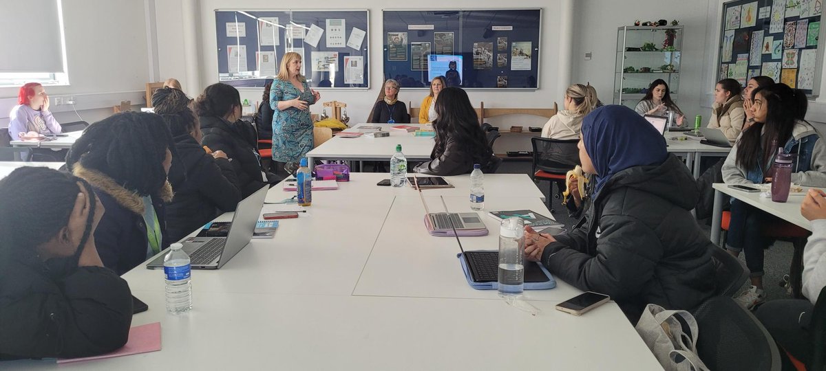 Early Childhood Studies students recently worked in partnership with @DerbyBookFest to help promote a love of books for children and parents and encourage early literacy. 📚👏 #DerbyUni #LoveDerbyUni