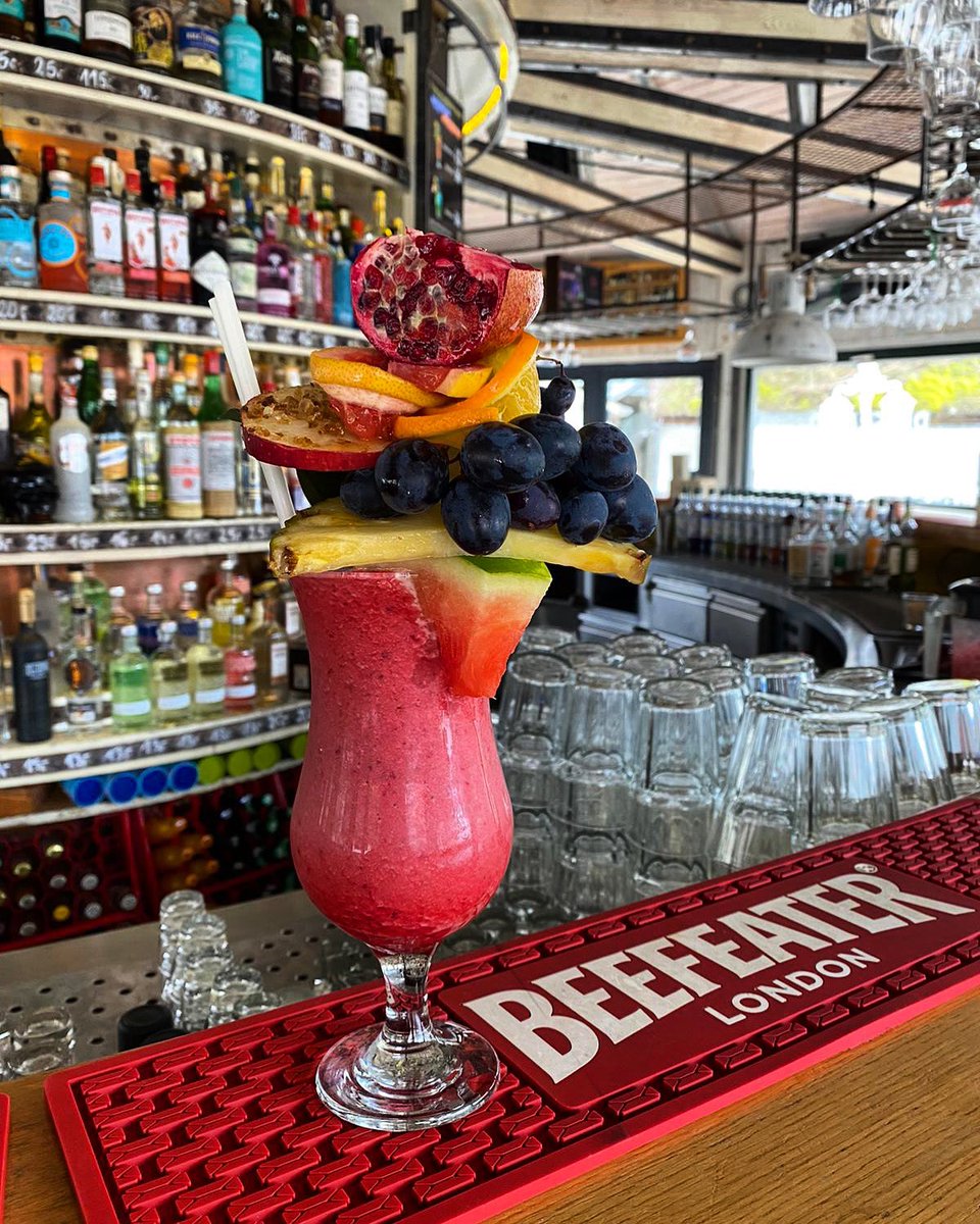 Rozpieść swoje kubki smakowe nowym koktajlem tygodnia w którym w idealna harmonię łączą się świeży ananas i wiśnie w kąpieli z ginu. Koktajl czeka we wszystkich Maxach do niedzieli. Enjoy! 🍹🍍🍒 #coctailbarmax #cocktailoftheweek #jastrzebiagora #sopot #warszawa #koktajltygodnia