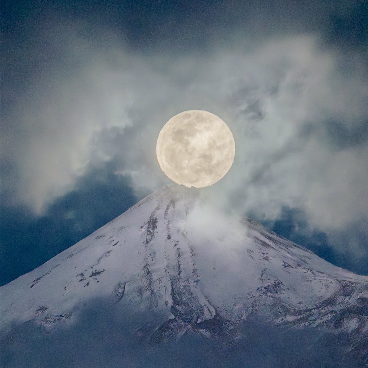 Luna llena y el volcán del Teide nevado ❄️ 🌕