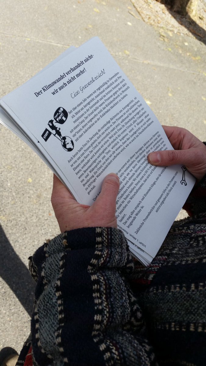 BlockNeurath's tweet image. Wir bauen jetzt so langsam ab auf dem Marktplatz in #Grevenbroich und haben fast alle Flyer verteilt. Weiter gegen Haft und Kohlekraft! #BlockNeurath #Klimawandel