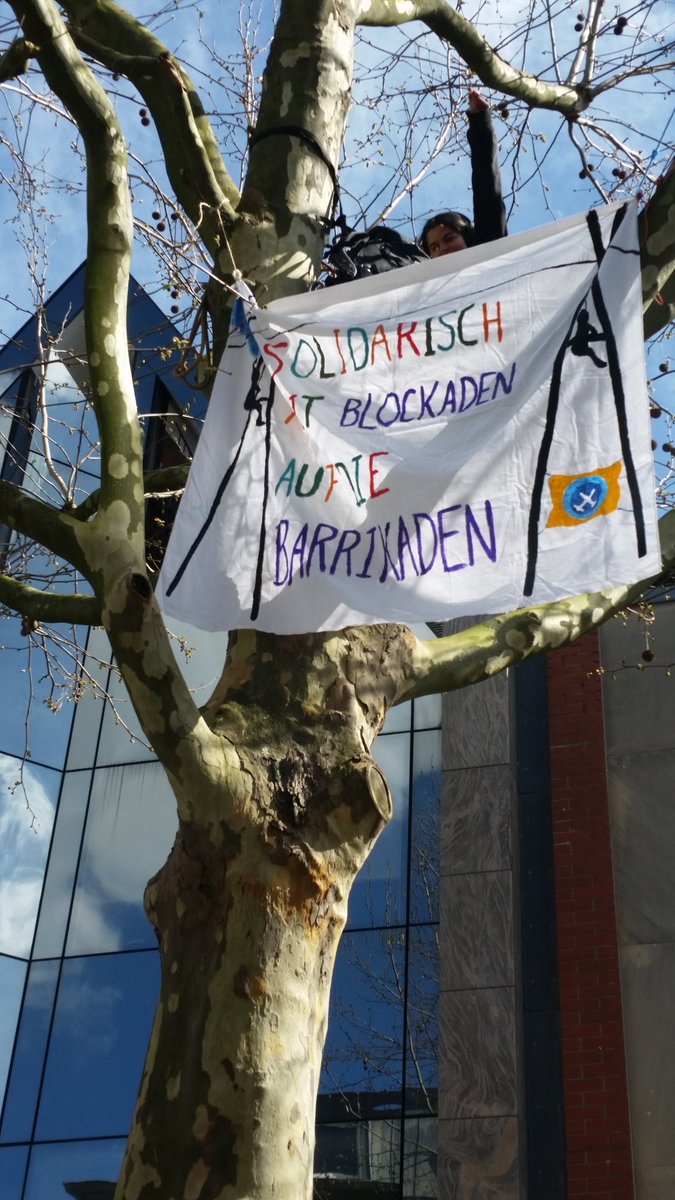 BlockNeurath's tweet image. Wir bauen jetzt so langsam ab auf dem Marktplatz in #Grevenbroich und haben fast alle Flyer verteilt. Weiter gegen Haft und Kohlekraft! #BlockNeurath #Klimawandel