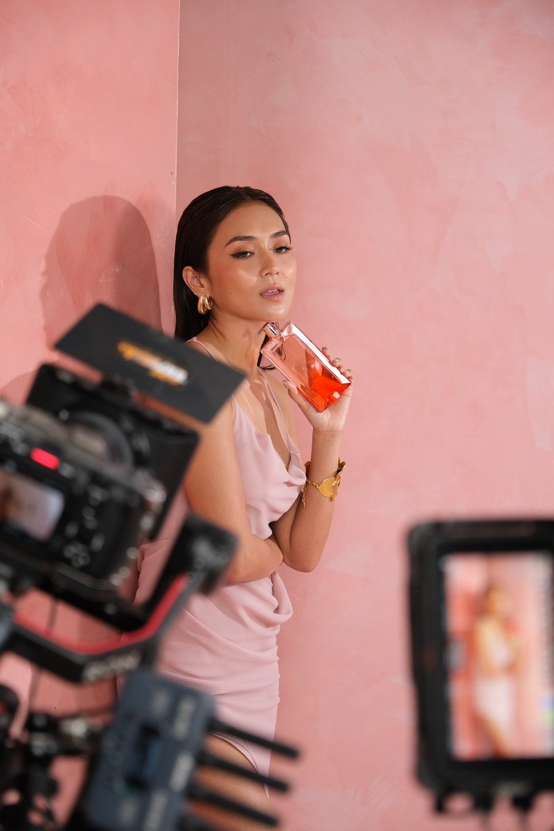Johnvalle20's tweet photo. Behind the scenes 
#KathrynBernardo x #LancômePhilippines https://t.co/NgzQVi91TN