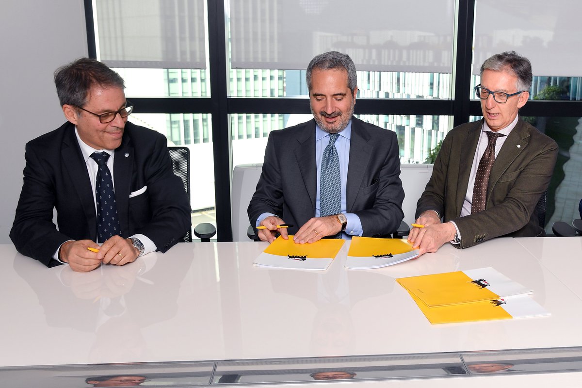 We announce a new partnership with @eni and @Fincantieri to develop joint initiatives to decarbonise the maritime industry. We will analyse and evaluate the most sustainable alternatives to support the maritime decarbonisation pathway 🤝 rina.org/en/media/press… #GrowWithRINA