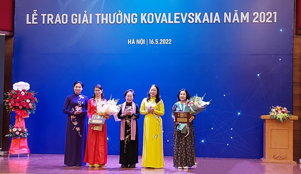 WOMAN PROFESSOR OF CHEMISTRY FROM "NOODLE LOVER" TO KOVALEVSKAYA AWARD WINNER

Back in 1992, when choosing a university, Thanh Mai never thought she would become a lecturer, a scientist as she is now.

Continue reading at: vnu350.vnuhcm.edu.vn/en/