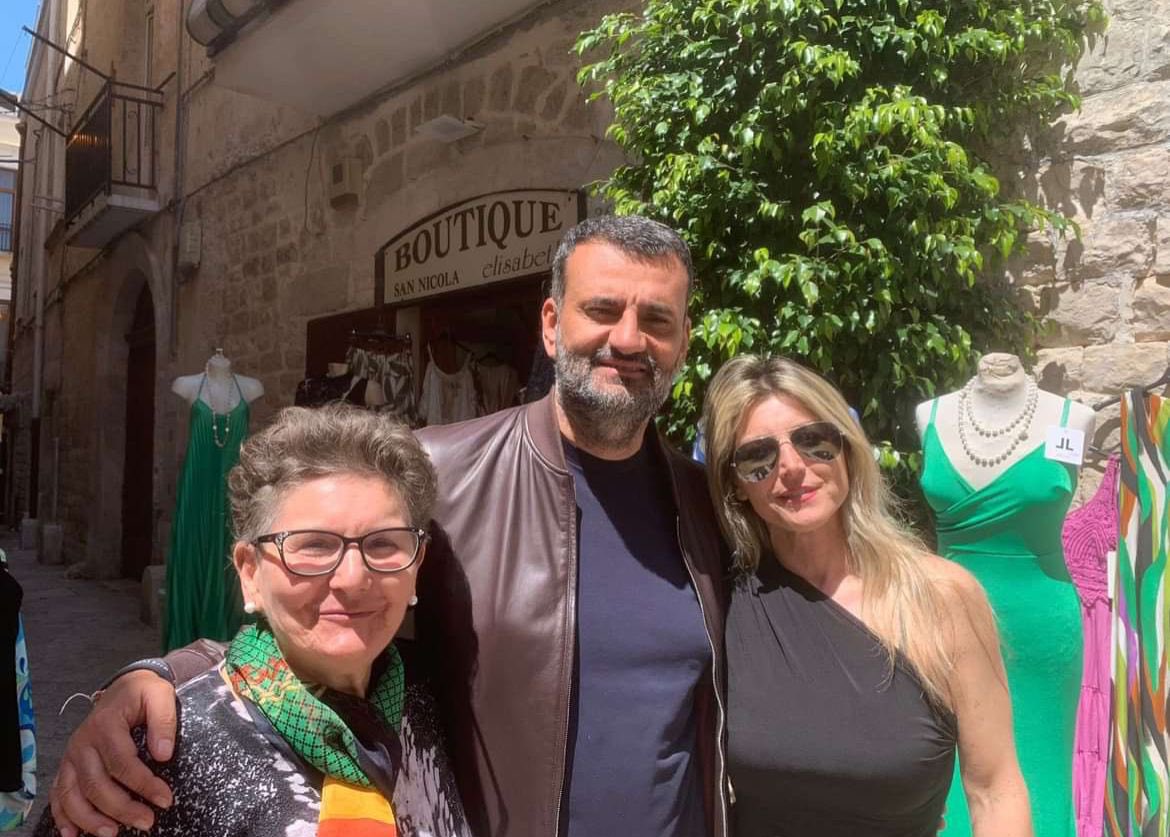 TommasoFoti's tweet image. 7 maggio 2023: il sindaco di Bari Decaro fotografato con due donne che sarebbero rispettivamente sorella e nipote del boss ergastolano Antonio Capriati.
Vero o falso?