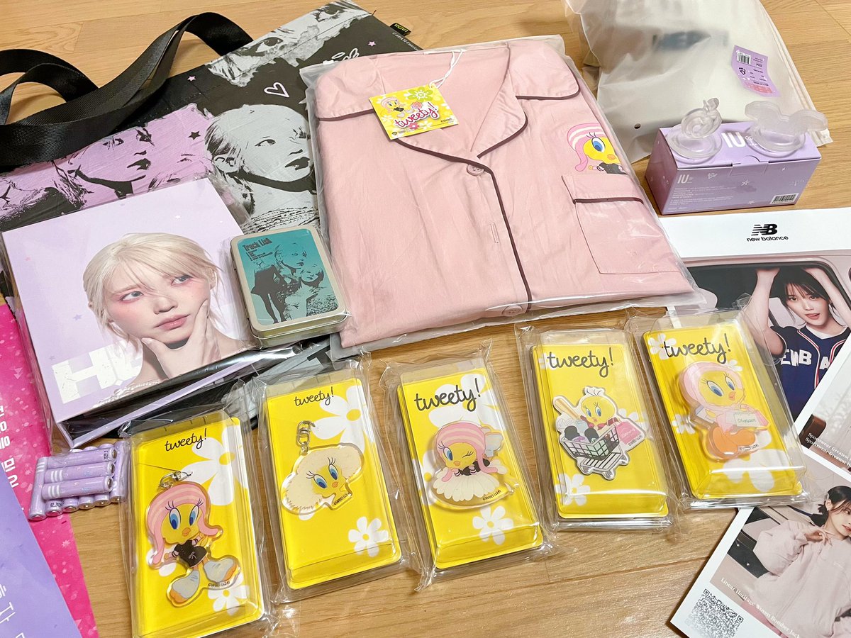 iu__1112's tweet photo. わーーーい!!💛🩵🧡💚

EDAMさんから届いてた🫶✨

代行して貰ったのとか現場で買ったのもあるけどㅎㅎ

MD왜 이렇게 귀여워ㅠㅠ

#아이유 #IU #HER_WORLD_TOUR https://t.co/K7FSYmAM6j