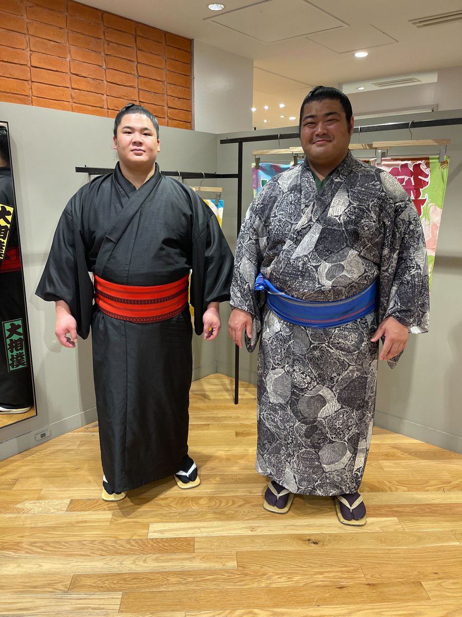 sumokyokai's tweet photo. ＜イベント出演＞
大阪にあるビームス なんばでは、本日まで大相撲とのコラボ商品が販売されていました。
最終日の本日、宇良と志摩ノ海が店舗に行き、皆様とトントン相撲や記念撮影会を行いました！

#sumo #相撲 https://t.co/VugnaLe5Nk