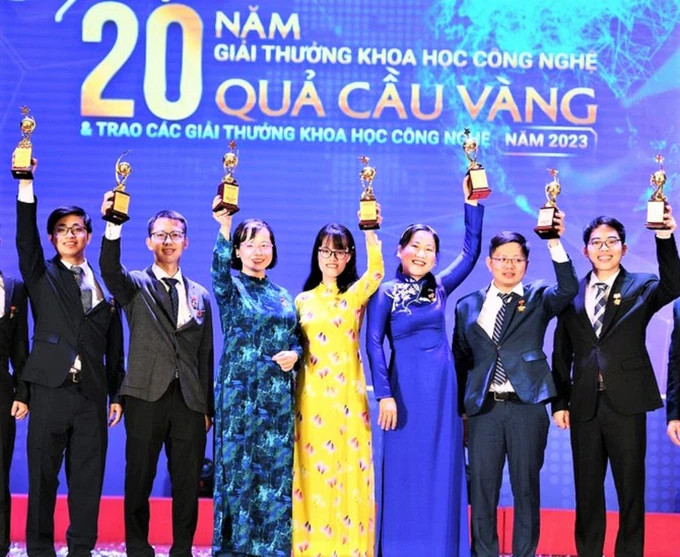 THE RESEARCH ASPIRATIONS OF TWO FEMALE SCIENTISTS

Both have achieved outstanding research results in the fields of medical technology and new materials.

Continue reading at: vnu350.vnuhcm.edu.vn/en/