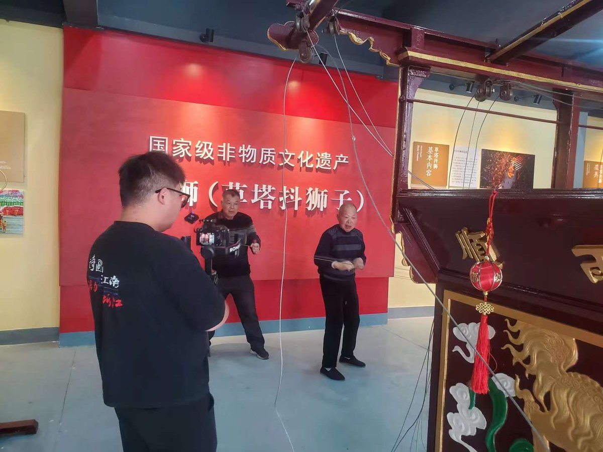 aMAzingZhejiang's tweet photo. 草塔抖狮子，也叫线狮，是诸暨特有的民间艺术表演，将杂技，木偶技巧融合于一身。今天来到朱家村，认识了“抖狮男团”，团队中全都姓朱，而其中抖狮子最出名的竟然姓赵，他说:“组起这个团队，就要把它传承下去，老祖宗的东西不能丢。” https://t.co/6EAT2zY616