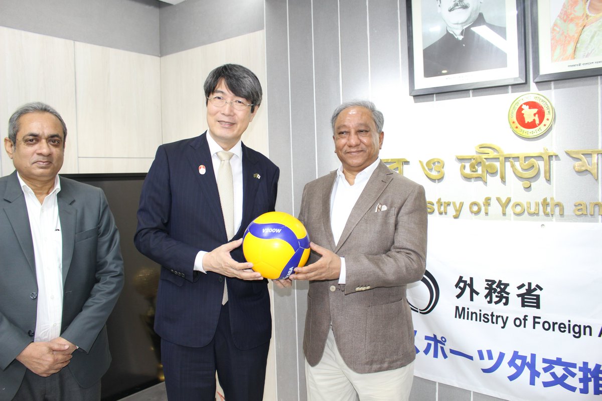 岩間駐バングラデシュ🇧🇩大使は、ナジムル・ハサン青年スポーツ大臣を表敬し、日本サッカー協会及び日本バレーボール協会から提供のあったサッカーボールとバレーボールを寄贈しました。 また、両国の交流をさらに深めるべく、スポーツ分野での交流と協力について意見交換を行いました🇧🇩🤝🇯🇵