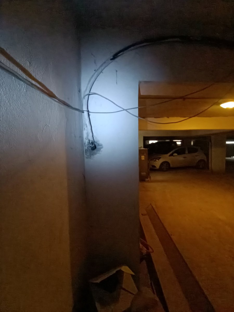 Bir İstanbul binası bina ana kolon delinmiş içinde binaya gelen Ana elektrik kablosu var şaka gibi #BirlikteBaşaracağız