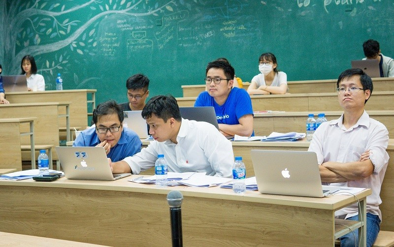 THE JOURNEY TO THE GOLDEN GLOBE

After completing the Bachelor's program in Mathematics - Computer Science as the top graduate of VNUHCM-University of Science in 2008, Nguyen Thanh Binh continued his academic and scientific research journey abroad. 

vnu350.vnuhcm.edu.vn/en/