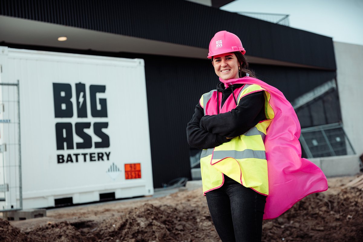 'Laat als werkgever zien dat het kan, dat techniek ook voor vrouwen gaaf is', zegt Ivo Munsters van Big Ass Battery👉tinyurl.com/3ct3hp5p Dit is één van de inspirerende artikelen uit 'Meer vrouwen aan de slag bij het #mkb in de #energietransitie'👉tinyurl.com/mr447u3w