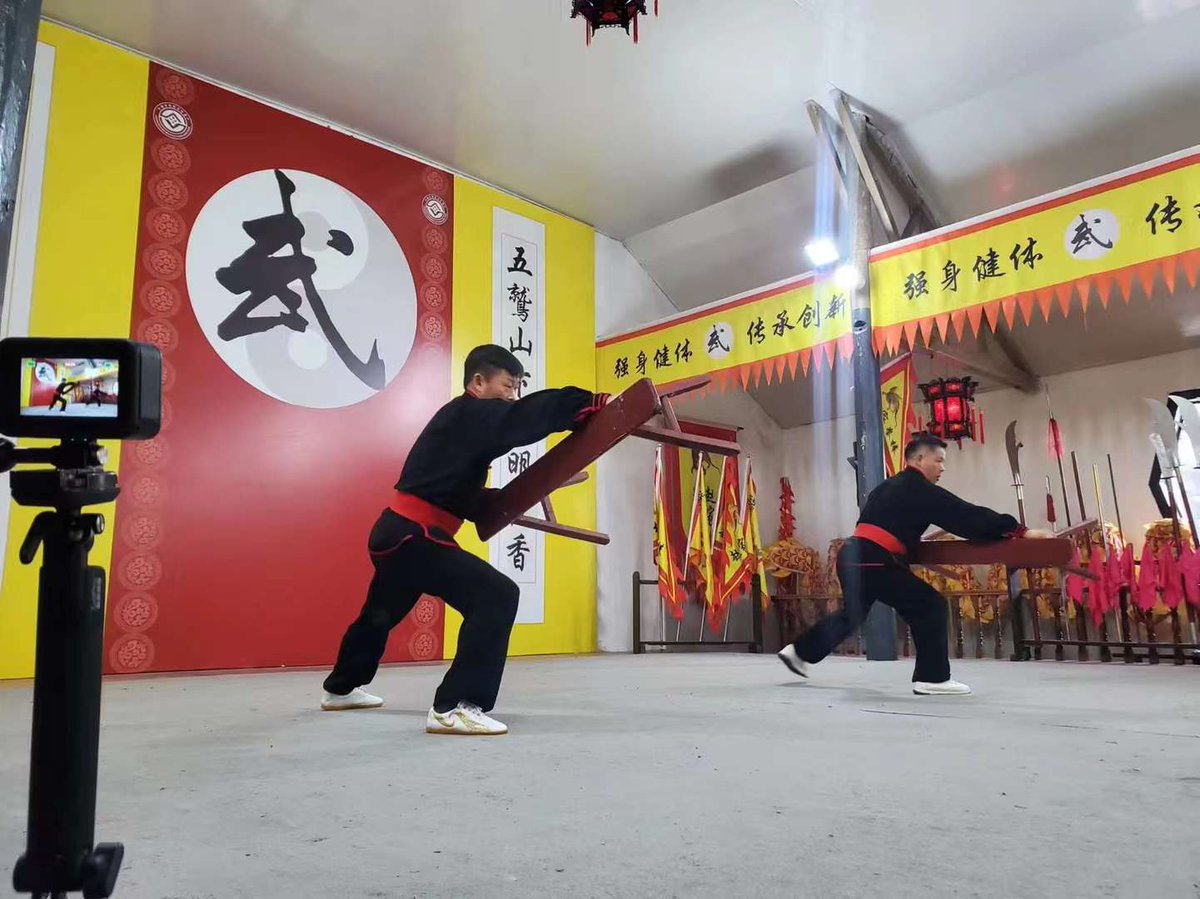 aMAzingZhejiang's tweet photo. 诸暨：赵家棒拳，起源于唐末宋初，而当时主要在赵家镇内传承，传男不传女。一代代传承下来，杂糅了各家之所长，最终形成了庞大的武术体系，拳术尚存18套，套路四十多种。而何老师打破了这一铁律，他说:“我希望全国各地都有人来学，我们不但要进校园，还要办暑期培训班，要让赵家棒拳更好的传承下去。” https://t.co/ZAWQgO7BPT
