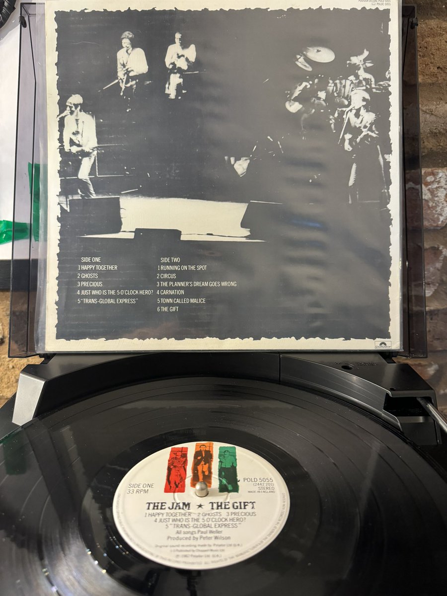 lee0969's tweet photo. On this day in 1982 No 2 UK Album Chart The Jam “The Gift” The beginning of the end, a difficult album to choose from but I’ll go for “Just Who Is The 5 O’clock Hero?” What about you ? #1980s #TheJam #Mods #PaulWeller #BruceFoxton #RickButler @jillwebb2005 @nikidoog @CarolynPPerry @blackenrho @FatOldAnarchist @brunstead @SkaManD14
