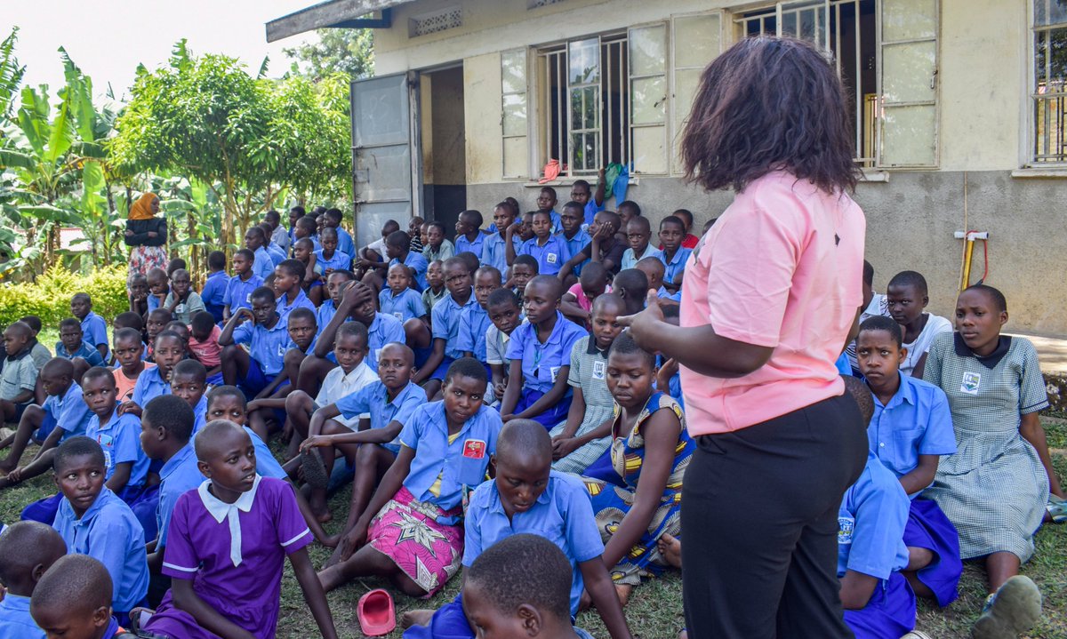 It’s incredible to see our change champions leading community initiatives to empower girls & challenge period poverty. Last week, they successfully held a menstrual caravan in Bushenyi to educate adolescent girls on menstrual health & rights. Read 👇more uyahf.com/empowering-gir…
