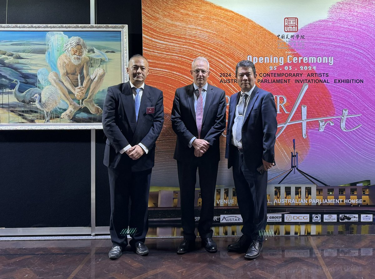 At the ‘Power of Art’ exhibition in the Great Hall of Parliament House, organised by the Australian Alumni Association China Academy of Art, where the official opening ceremony has just been held