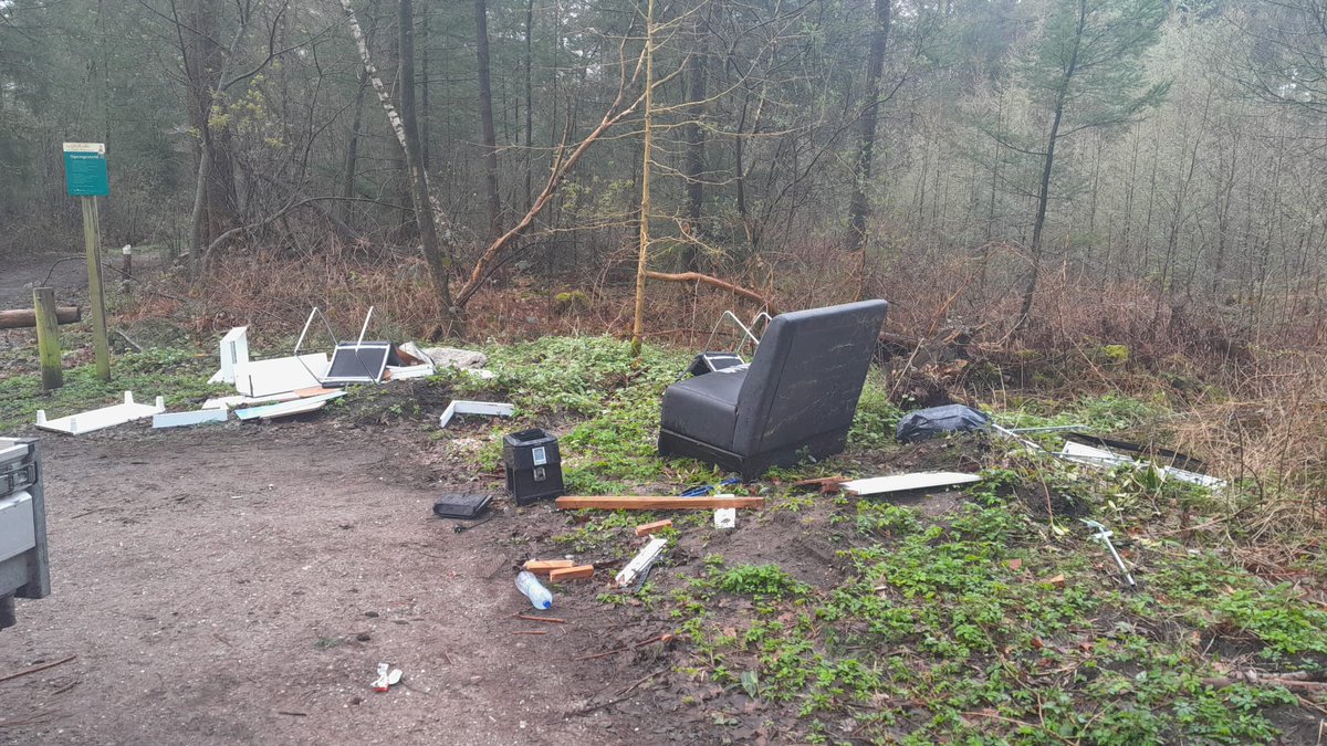 Weer
Een 'mooie' maandagochtend donatie...👎🏼

De terreineigenaar neemt het in ontvangst.. 
Zorgt ervoor dat het bij elkaar komt te liggen op de aanhanger 
en brengt het naar de stort 
Zonde.... 
Van al het werk en de tijd...
#milieu 
Tips zijn welkom ☎️🙏🏼
Langedijk #Olst 

👮🏼‍♀️👋🏻