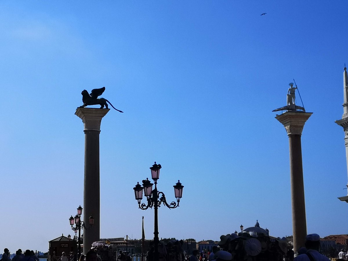 Let's celebrate Venice's birthday in style! 🎉🎂
Happy birthday, unique city in the world! Let's continue to navigate its wonders and celebrate its timeless beauty

#allangeloarthotel #hotelnearsanmarco #hotelavenezia #venice #venezia #베니스 #베네치아