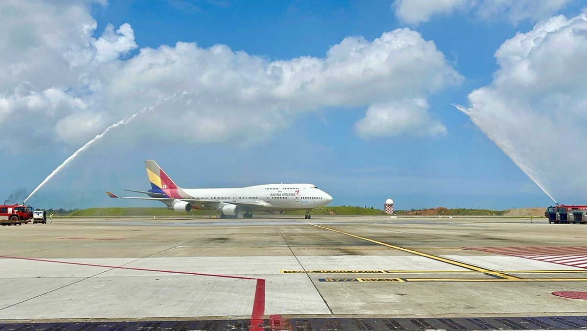 FlyAsiana_jp's tweet photo. 本日をもちましてアシアナ航空 #B747-400は任務を終え退役いたしました🥲

99年6月20日に投入されたこの機材は、金浦-NY(JFK)路線の初運航から本日までの飛行時間96,986時間✈️飛行距離は約8,800万キロにもおよび、地球を約2,500周もした距離になります。

長年に渡るご愛顧、ありがとうございました！ https://t.co/lftPfNEHtM