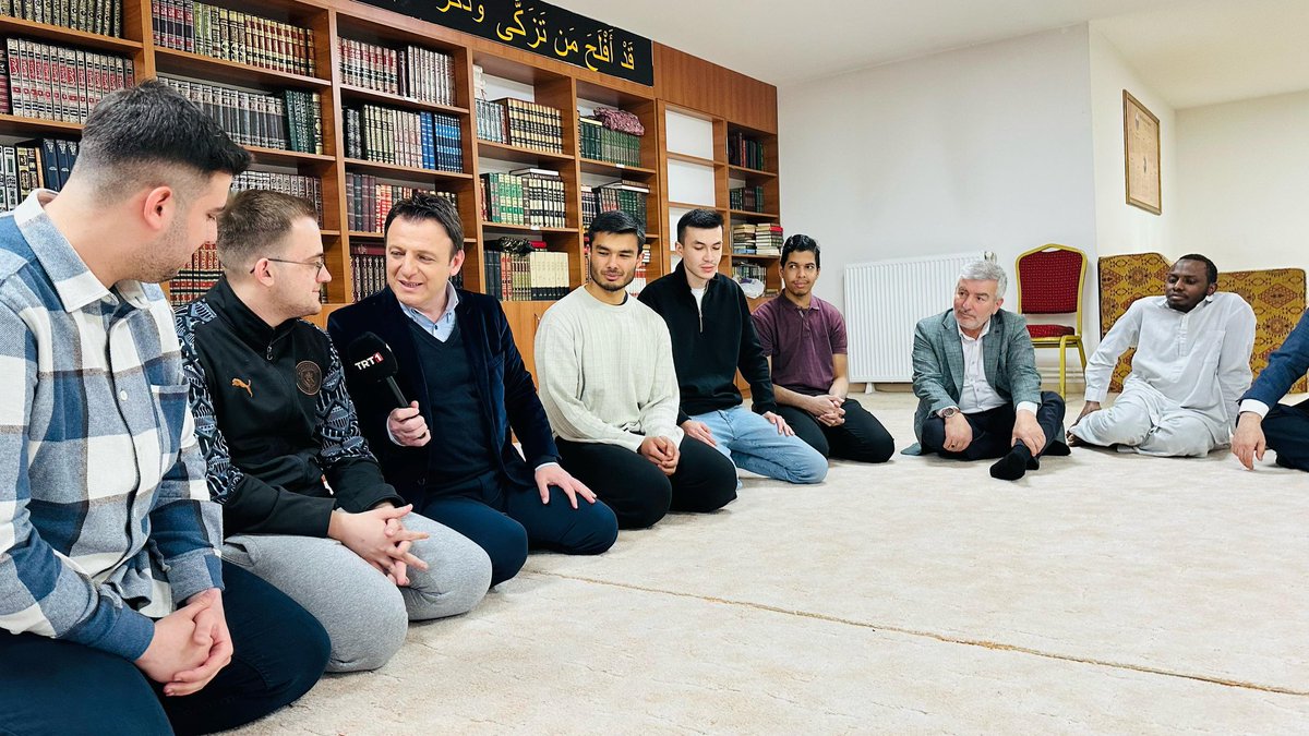 TRT 1'de yayınlanan Alişan ile Hayata Gülümse programında Alişan ile birlikte çalışan Orhan Çakmak Bey ramazan etkinlikleri çerçevesinde YDV HBV Yurdumuzda ki uluslararası öğrencilerimiz ile ramazan nasıl geçiyor konulu röportajı gerçekleştirdiler. Kendilerine teşekkür ediyoruz.