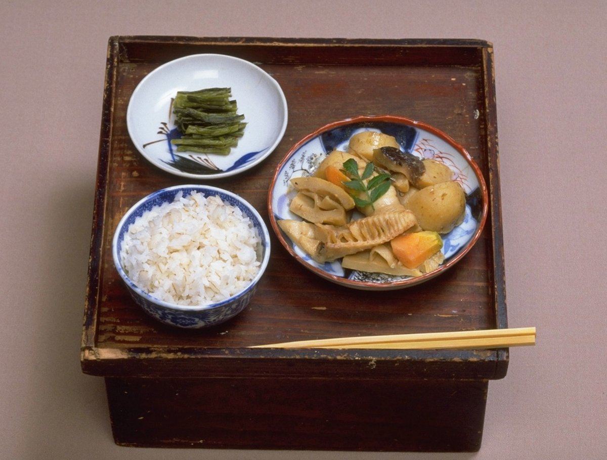 春の昼飯 お昼のおかずとしては手早く簡単な油炒めがあるが、菜焼きもその一つ。高菜を手で折って洗い、一寸くらいの長さに切り、なべに菜種油を熱し、用意した高菜を入れて炒める。 『聞き書　熊本の食事』　阿蘇の食より knowchi.jp/archives/4778 #農文協