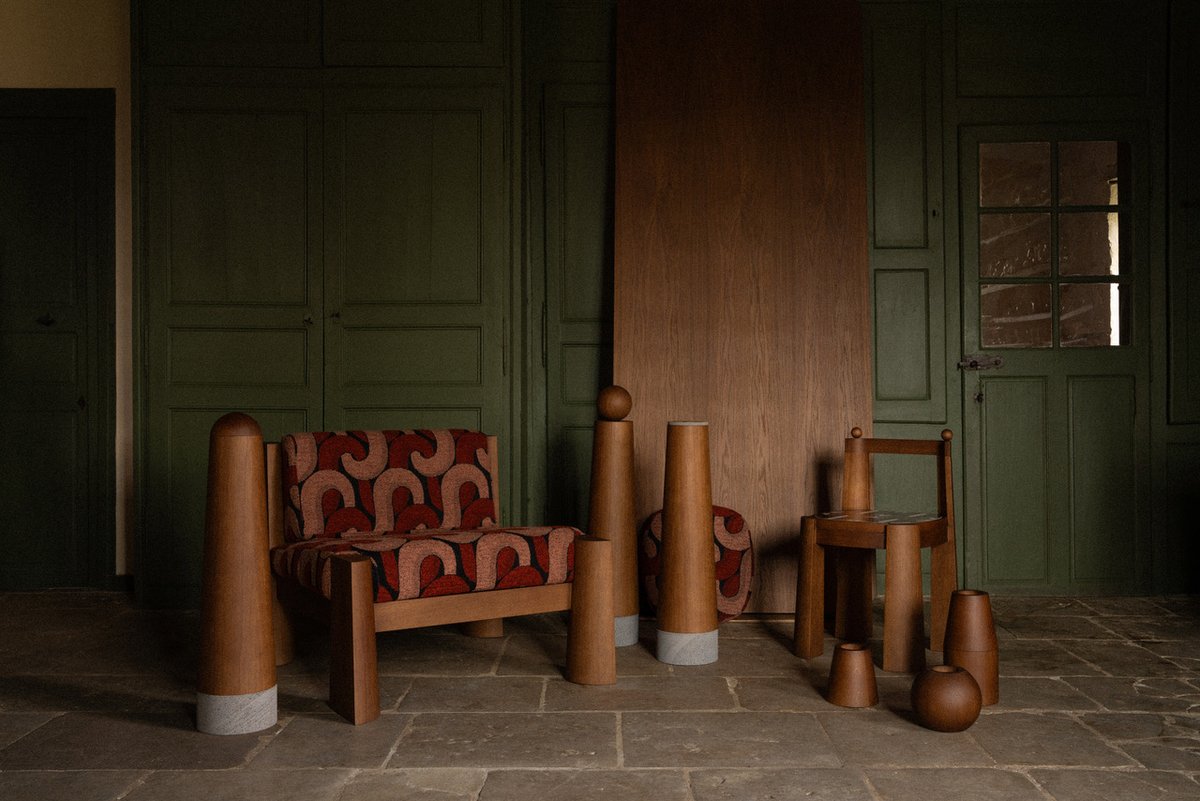 1976 – Souvenirs rustiques, une collection qui interroge l’intime À découvrir en images ici : urlr.me/KGjHD #design #mobilier #meuble #artisanat #contemporain #bois #pierre #France