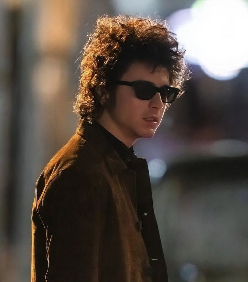Musetta_May's tweet photo. the way Timothée Chalamet IS so effortlessly Bob Dylan https://t.co/Q7tKbaWTCj