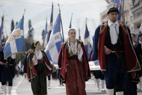 #Greece #GreekIndependenceDay Προσοχή σήμερα στις αλτζενερεϊτετ φωτογραφίες με 4 δάκτυλα στο ένα χέρι κ 8 στο άλλο και παρακαλώ όχι τοξικότητα για την παρέλαση παιδιών με μεταναστευτική βιογραφία. (📷⬇️@amna_news)