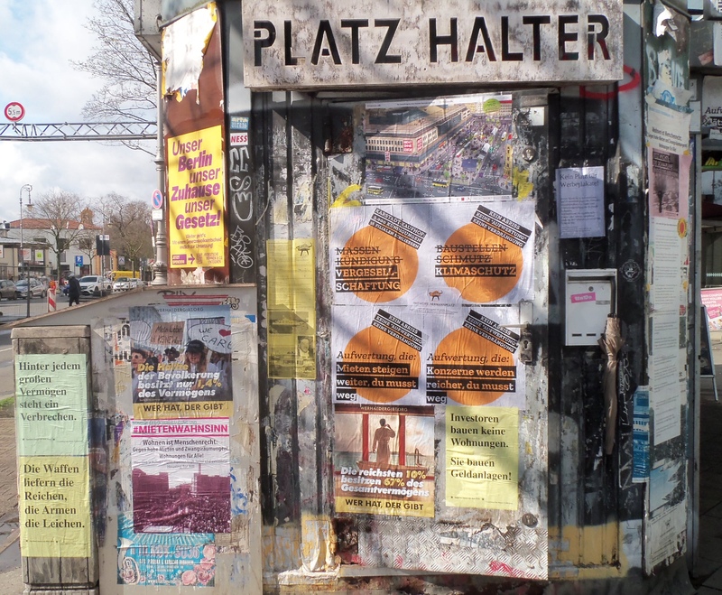 Der Protest-Kiosk der Initiative Hermannplatz gegen die grosskotzigen Pläne des Investors Benko mit Karstadt wurde neu mit Plakaten versehen. Auch wenn Signa pleite ist , der Kampf für eine Vergesellschaftung des Gebäudes und einen Hermannplatz für Alle in Neukölln geht weiter.