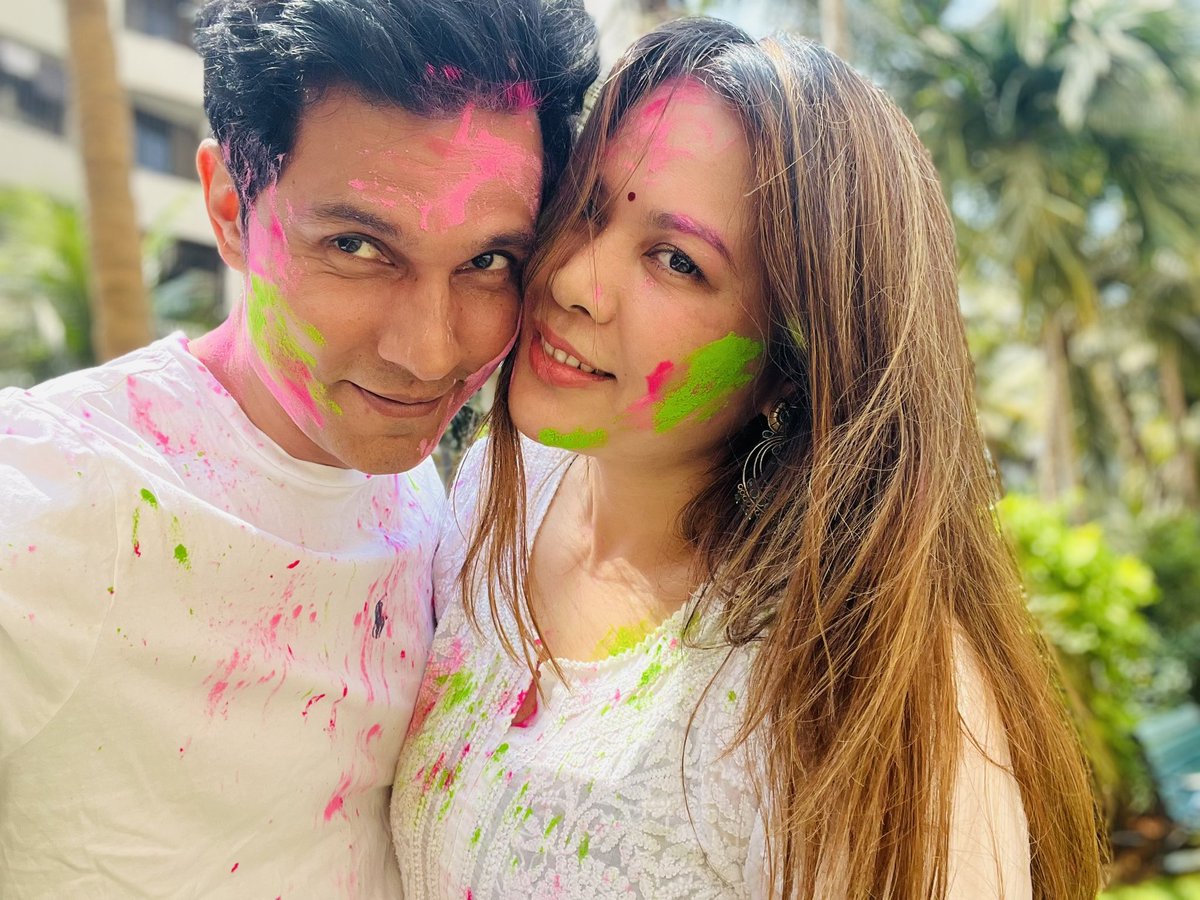 Hamari taraf se aap Sabhi ko #HappyHoli 🔫🔫🎉