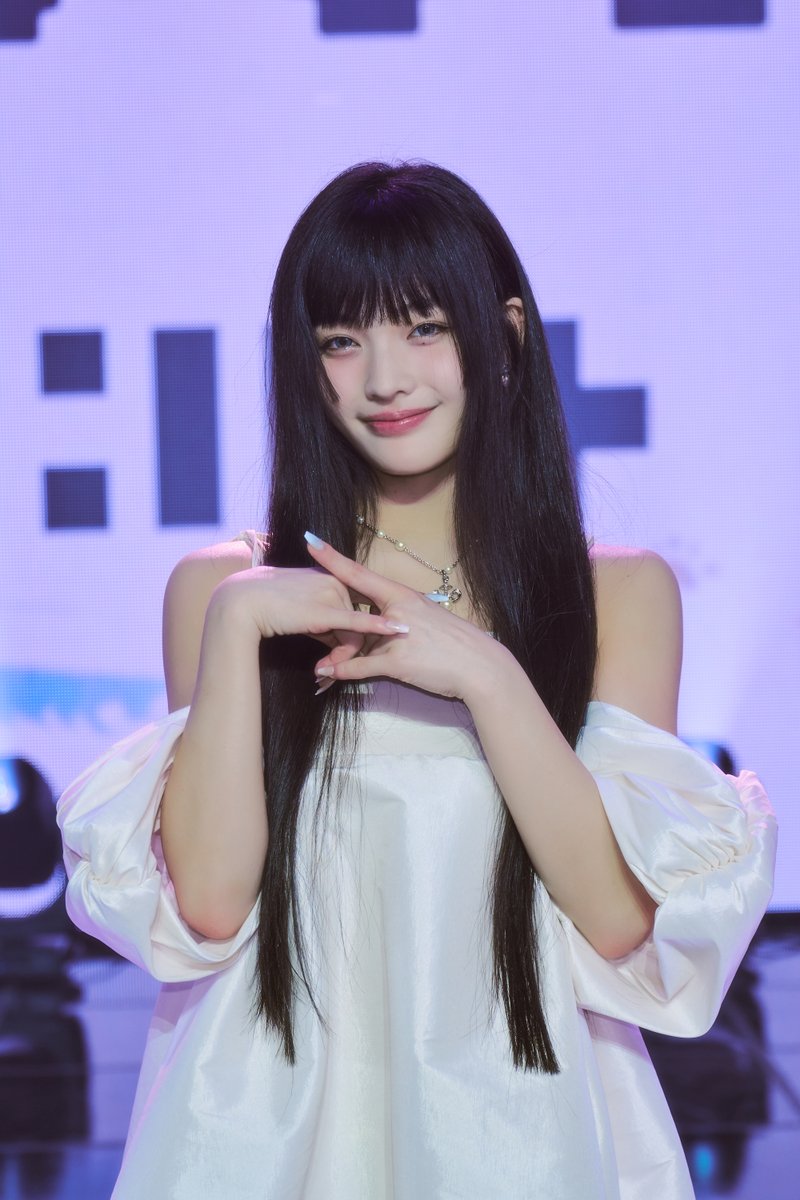 inquirersuper's tweet photo. The youngest #IROHA definitely knows how to showcase her cuteness!

#ILLIT_DEBUT_DAY #아일릿 #SUPER_REAL_ME #ILLIT 

📸: @BELIFTLAB https://t.co/PAMyA3VRqV
