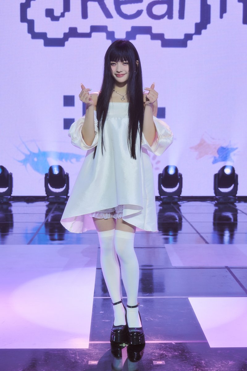inquirersuper's tweet photo. The youngest #IROHA definitely knows how to showcase her cuteness!

#ILLIT_DEBUT_DAY #아일릿 #SUPER_REAL_ME #ILLIT 

📸: @BELIFTLAB https://t.co/PAMyA3VRqV