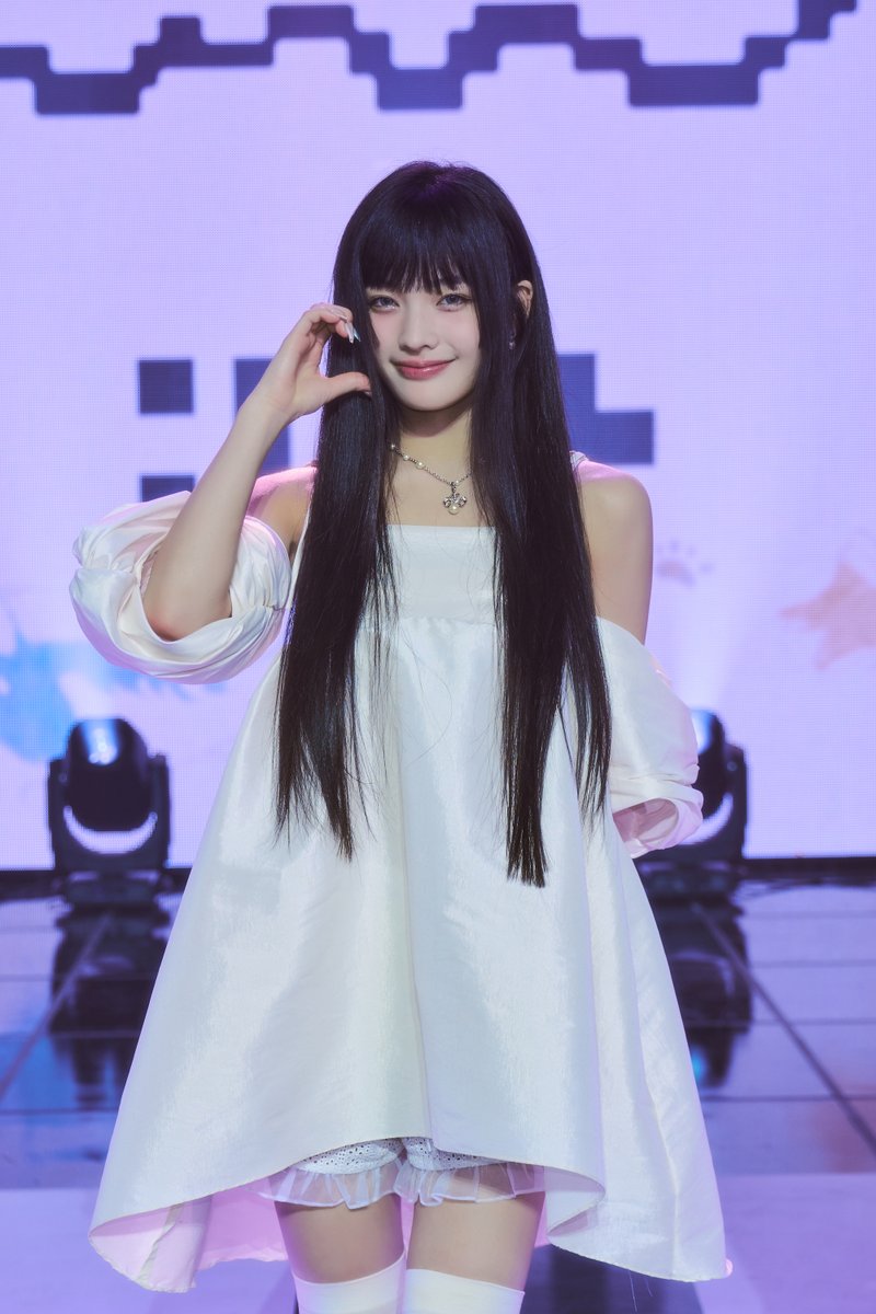 inquirersuper's tweet photo. The youngest #IROHA definitely knows how to showcase her cuteness!

#ILLIT_DEBUT_DAY #아일릿 #SUPER_REAL_ME #ILLIT 

📸: @BELIFTLAB https://t.co/PAMyA3VRqV