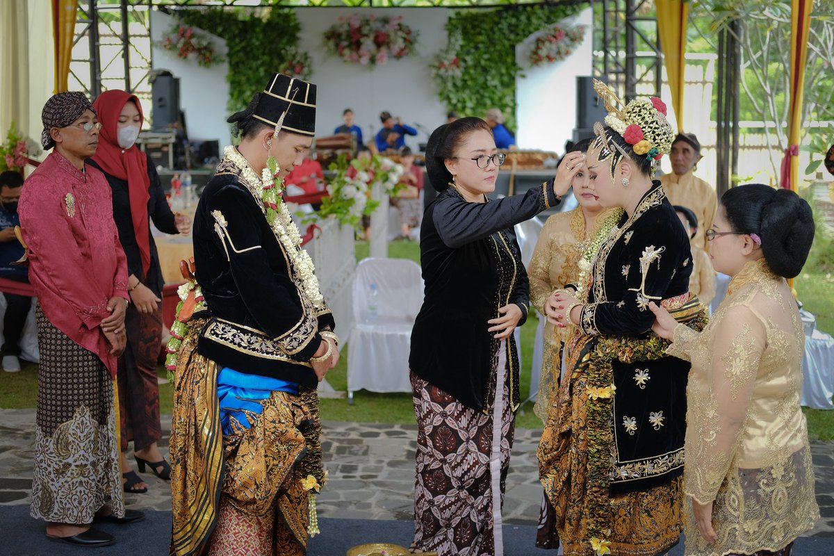 pujapro's tweet photo. Villa ❤️ Dodi Wedding
.
#makeupartistmagelang #periasmagelang #muamagelang #muamuntilan #makeupartistmuntilan #periasmuntilan #weddingplannermuntilan #pujamuamagelang #paketpernikahanmuntilan #paketpernikahanmagelang https://t.co/wzxR1cKyJ1