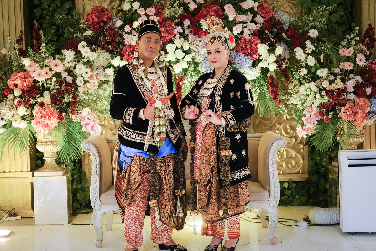 pujapro's tweet photo. Villa ❤️ Dodi Wedding
.
#makeupartistmagelang #periasmagelang #muamagelang #muamuntilan #makeupartistmuntilan #periasmuntilan #weddingplannermuntilan #pujamuamagelang #paketpernikahanmuntilan #paketpernikahanmagelang https://t.co/wzxR1cKyJ1