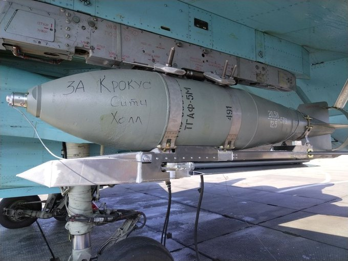 SoftWarNews's tweet photo. 🇷🇺🇺🇦 Rusia mengisi pesawat pengebom dengan FAB-500 M62 dengan teks "Untuk Balai Kota Crocus" dan malam ini bersiap untuk pemboman terbesar di Ukraina. https://t.co/Qbk489Beru