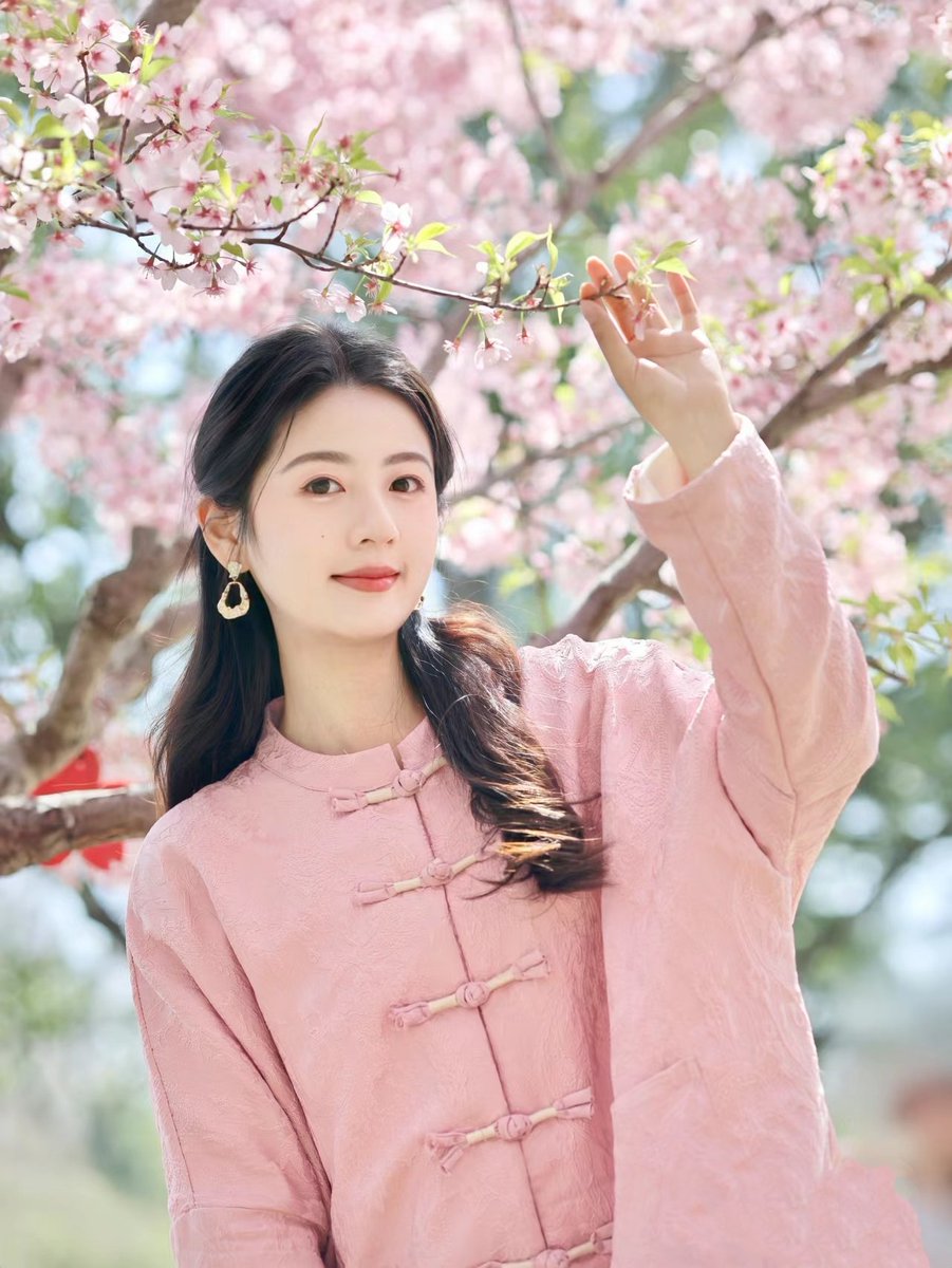 The cherry blossoms are blooming everywhere, and you can tell me a place where I must go.到处的樱花都开了，你来告诉我一个必去的打卡点﹏﹏﹏，我这就去 #大美中国 https://t.co/jNRIrkmTBr